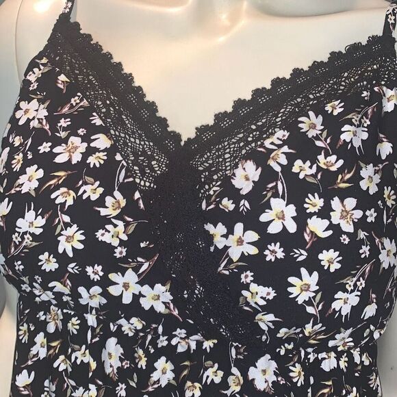 No Boundaries Juniors Plus Lace Trim Tank Top with Sharkbite Hem Large - Picture 4 of 10